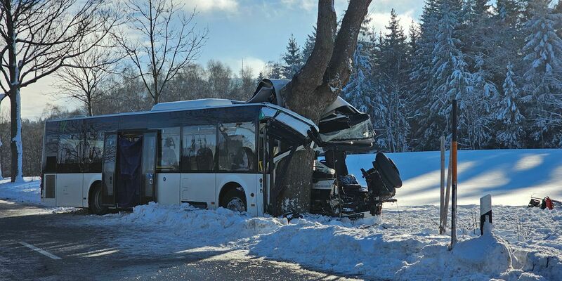 Bei dem Unfall eines Schulbusses im Erzgebirge ist ein Schüler ums Leben gekommen. - Foto: Mike Müller/TNN/dpa