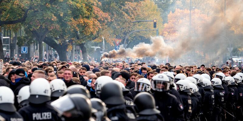 Der DFB hat Fans und Polizei zu einem respektvollen Umgang miteinander aufgerufen. - Foto: Daniel Bockwoldt/dpa