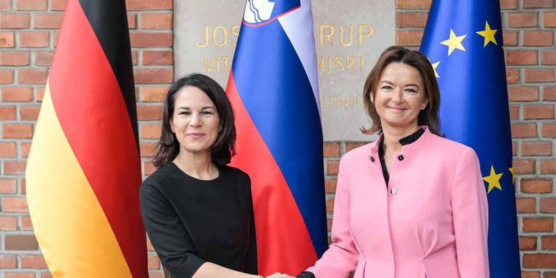 Bundesaußenministerin Annalena Baerbock wird in Ljubljana von ihrer slowenischen Amtskollegin Tanja Fajon (r) begrüßt. - Foto: Hannes P. Albert/dpa