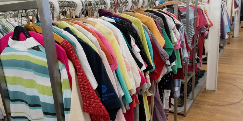 Unverkaufte Kleidung darf in der EU in Zukunft nicht mehr vernichtet werden. - Foto: Stefan Sauer/dpa-Zentralbild/dpa