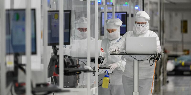 Infineon will weltweit Jobs abbauen oder in billigere Länder verlagern. - Foto: Robert Michael/dpa