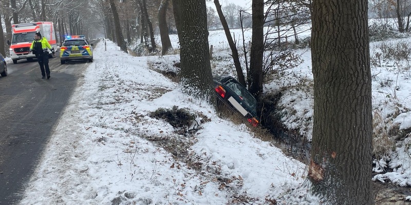 FW-ROW: Pkw landet im Graben - Foto: presseportal.de