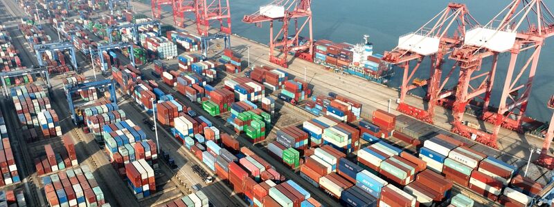 Das Containerterminal im Hafen von Lianyungang in der ostchinesischen Provinz Jiangsu. Die deutsche Außenhandelskammer (AHK) fordert gerechtere Wettbewerbsbedingungen auf dem chinesischen Markt für europäische Unternehmen. - Foto: Wang Chun/XinHua/dpa