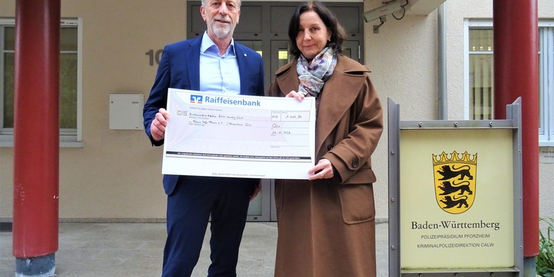 POL-Pforzheim: (CW) Calw - Polizeibeschäftigte spenden für Frauenhaus - Foto: presseportal.de
