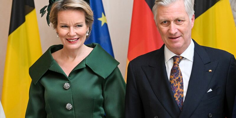 Das belgische Königspaar König Philippe (M) und Königin Mathilde tragen sich in das Gästebuch im Schloss Bellevue ein, rechts Bundespräsident Frank-Walter Steinmeier. - Foto: Jens Kalaene/dpa