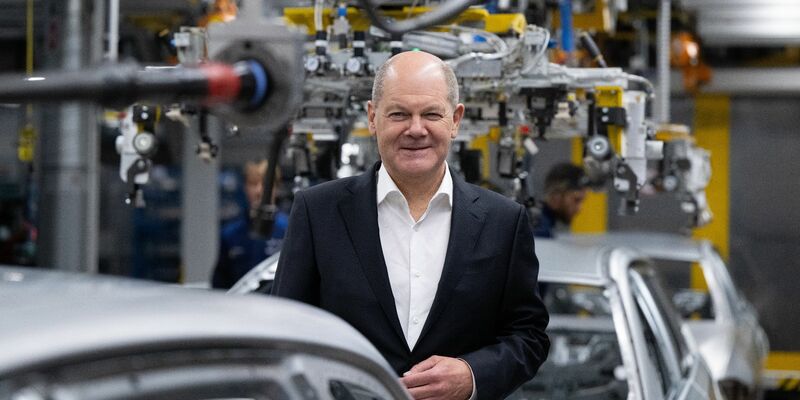 Bundeskanzler Olaf Scholz im BMW-Werk in München. - Foto: Sven Hoppe/dpa