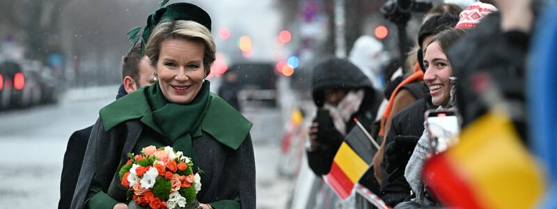 Königin Mathilde von Belgien wird von wartenden Zuschauern am Brandenburger Tor begrüßt. - Foto: Jens Kalaene/dpa