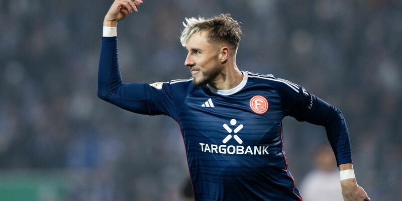 Wurde für Fortuna Düsseldorf zum Matchwinner: Jona Niemiec. - Foto: Hendrik Schmidt/dpa