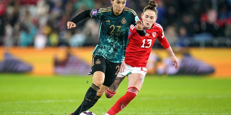 Sara Doorsoun (l) wird von der Waliserin Rachel Rowe verfolgt. - Foto: David Davies/PA Wire/dpa