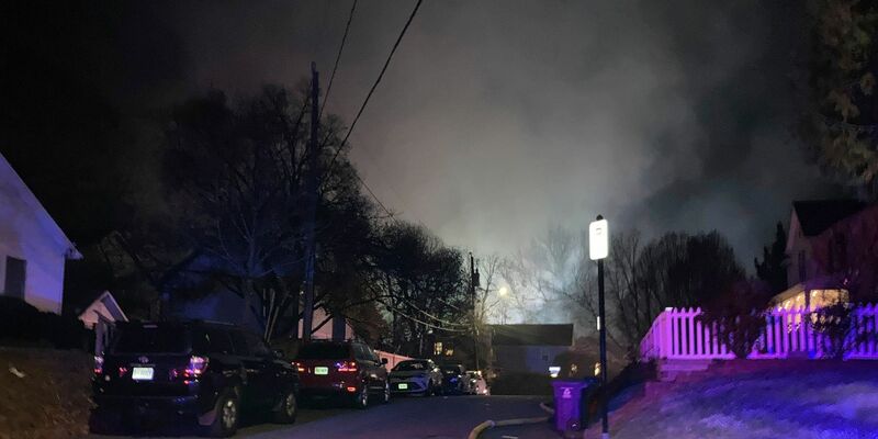 Rauch steigt über einem Viertel auf, in dem es eine Explosion in einem Haus gegeben hat. - Foto: Matthew Barakat/AP