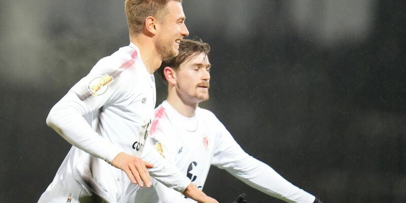 Der FC St. Pauli um Torschütze Hauke Wahl (l) setzte sich in Homburg durch. - Foto: Thomas Frey/dpa