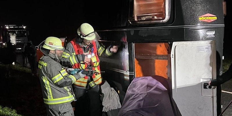 FW-WRN: TH_TIER - LZ1 - Pferd nach Bremsung im Anhänger eingeklemmt, 2. Pferd mit im Anhänger - Foto: presseportal.de