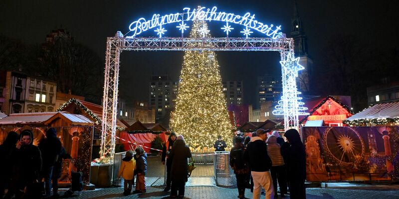 Der Weihnachtsmarkt am Alexanderplatz wurde am Abend von der Polizei abgesperrt. - Foto: Paul Zinken/dpa