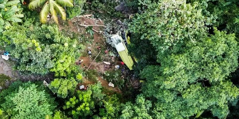 Ein Bus ist in einem Berggebiet auf den Philippinen von der Straße abgekommen. - Foto: XinHua/dpa