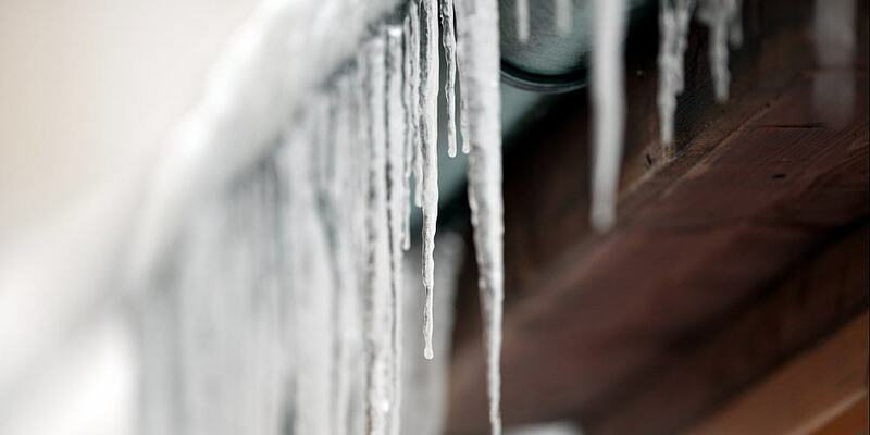 Eiszapfen an einer Regenrinne (Archiv) - Foto: über dts Nachrichtenagentur