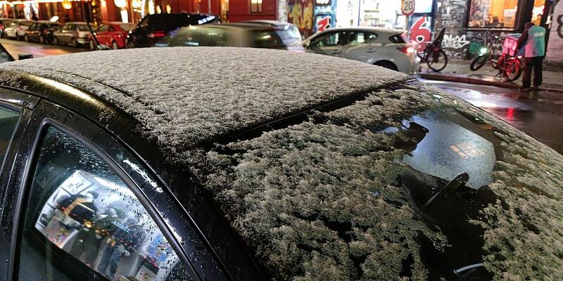 Schnee auf Autodach (Archiv) - Foto: über dts Nachrichtenagentur