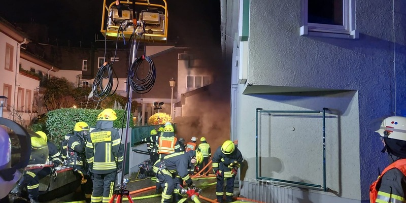 FW Rheingau-Taunus: Großeinsatz durch Tiefgaragenbrand in Geisenheim - Foto: presseportal.de