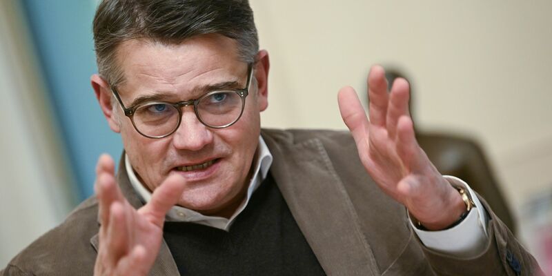 «Meine Lebenserfahrung, meine politische Erfahrung zeigt, dass es nichts Schlimmeres gibt, als in eine Koalition zu gehen, nachdem man den Partner davor unterworfen hat», sagt Boris Rhein (CDU). - Foto: Arne Dedert/dpa