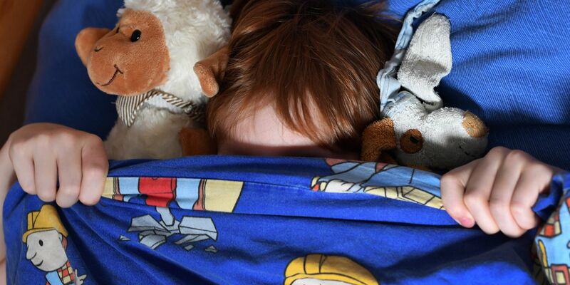 Manchmal fällt das Einschlafen schwer. Kinderärzte empfehlen Einschlafroutinen statt frei käuflicher Mittelchen. - Foto: Jens Kalaene/dpa-Zentralbild/dpa