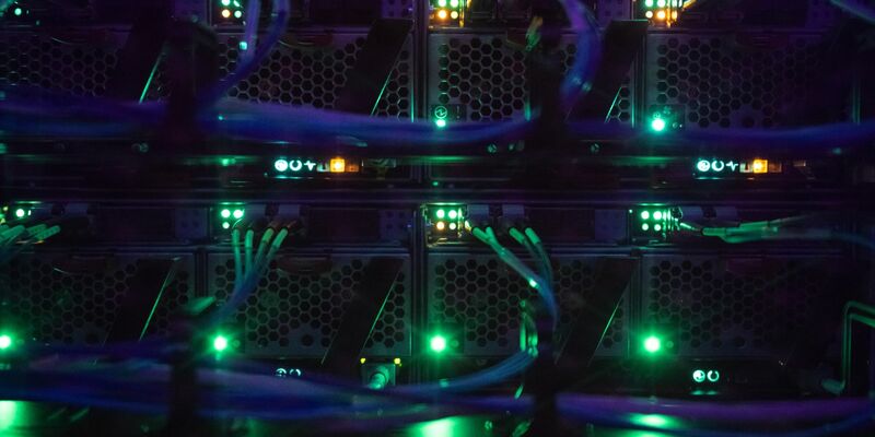 LEDs in einem Serverschrank in einem Rechenzentrum: Betreiber von Rechenzentren sind dazu verpflichtet, den Stromverbrauch ab dem 1. Januar 2024 zu 50 Prozent durch Strom aus erneuerbaren Energien zu decken. - Foto: Sebastian Gollnow/dpa