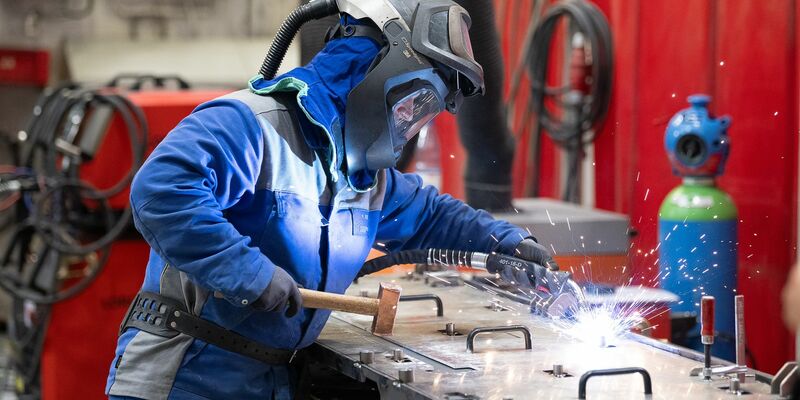 Die Auftragseingänge in der Industrie setzen ihren rückläufigen Trend fort, kommentiert das Bundeswirtschaftsministerium. - Foto: Swen Pförtner/dpa