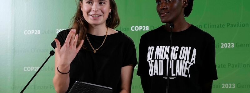 Klimaaktivistin Luisa Neubauer (l.) und Vanessa Nakate aus Uganda auf dem UN-Klimagipfel COP28. - Foto: Rafiq Maqbool/AP