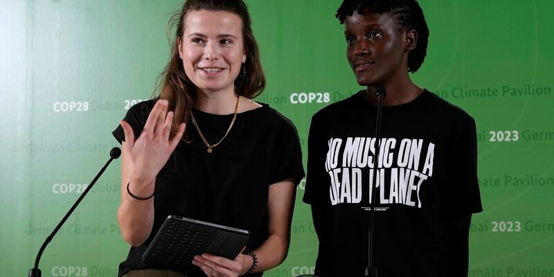 Klimaaktivistin Luisa Neubauer (l.) und Vanessa Nakate aus Uganda auf dem UN-Klimagipfel COP28. - Foto: Rafiq Maqbool/AP
