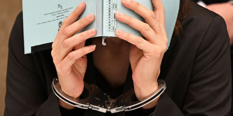 Die Angeklagte wartet im Landgericht Mannheim auf den Prozessbeginn. - Foto: Uli Deck/dpa