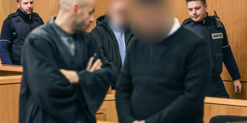 Die Angeklagten werden von Justizbeamten in den Gerichtssaal geführt. - Foto: Oliver Berg/dpa
