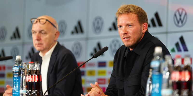 DFB-Präsident Bernd Neuendorf (l) will die Zukunft von Bundestrainer Julian Nagelsmann bis zur EM nicht mehr thematisieren. - Foto: Jörg Halisch/dpa