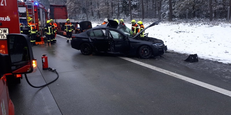 FW-ROW: Mehrere Unfälle auf der Autobahn - Feuerwehr wird zur Unfallstelle mit eingeklemmter Person alarmiert - Foto: presseportal.de