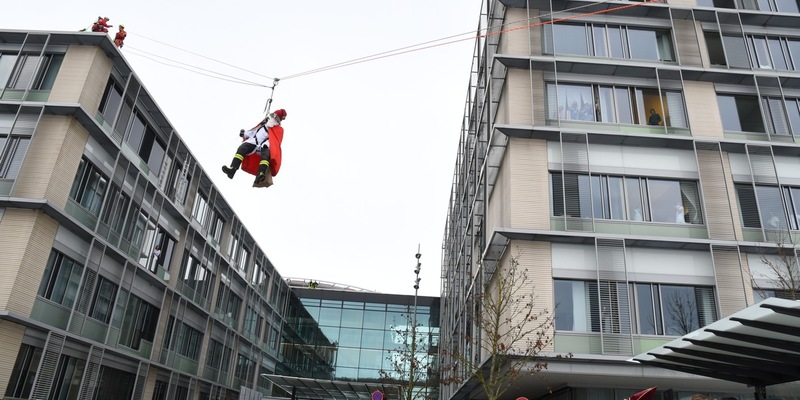 LRA-Ravensburg: Nikolaus seilt sich am Krankenhaus ab - Foto: presseportal.de