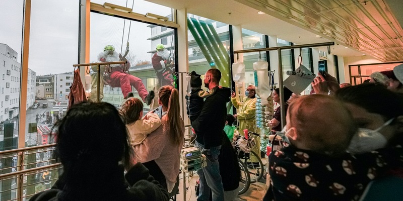FW Stuttgart: Feuerwehr-Nikoläuse seilen sich von Kinderklinik ab - Foto: presseportal.de