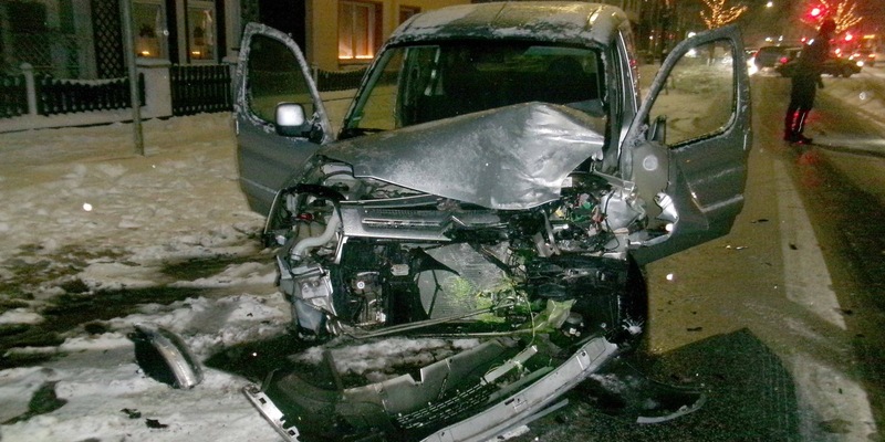 POL-Bremerhaven: Bei Glatteis zu schnell unterwegs: Autofahrer stößt mit Bus zusammen - Foto: presseportal.de