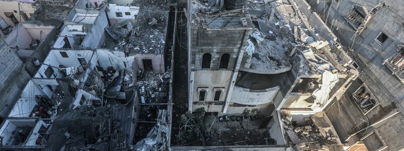 Ein Teil des Viertels Al-Amal in Chan Junis ist von israelischen Luftangruffen zerstört worden. - Foto: Ahmed Zakot/dpa