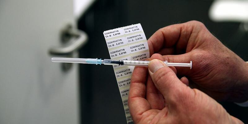 Impfspritze mit Impfstoff von Biontech (Archiv) - Foto: über dts Nachrichtenagentur