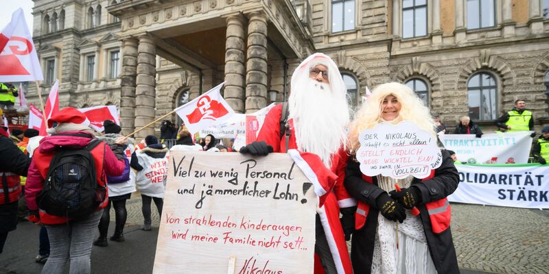 Auch in der niedersächsischen Landeshauptstadt Hannover sind Beschäftige des öffentlichen Dienstes auf die Straße gegangen. - Foto: Julian Stratenschulte/dpa