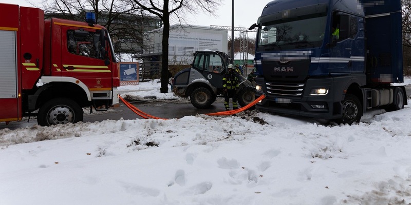 FW-M: Lkw steckt fest (Arabellapark) - Foto: presseportal.de