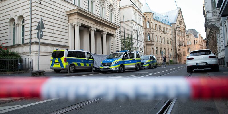 Die Polizei hatte den Bereich vor dem Bonner Landgericht nach Fund des abgetrennten Kopfes abgesperrt. - Foto: Thomas Banneyer/dpa