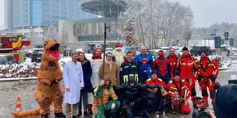 FW Bremerhaven: Nikolausaktion der Feuerwehr beim Klinikum Bremerhaven-Reinkenheide - Foto: presseportal.de