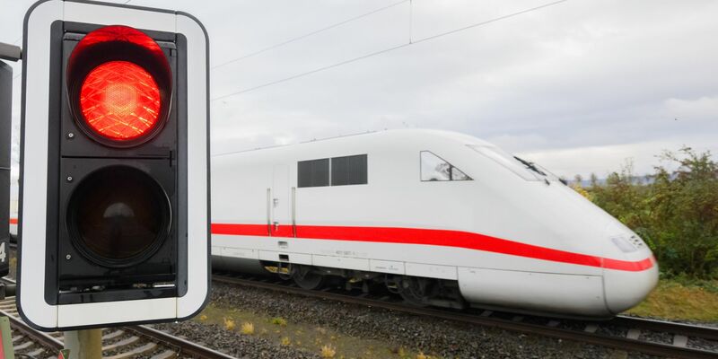 Ampel auf rot: Es werden kaum mehr Züge ab Donnerstagabend in Deutschland fahren. - Foto: Julian Stratenschulte/dpa