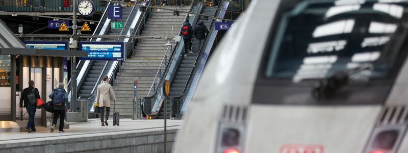 Auf das Schneechaos folgt der nächste Warnstreik: Bahnreisende müssen sich wieder auf Zugausfälle einstellen. - Foto: Bodo Marks/dpa