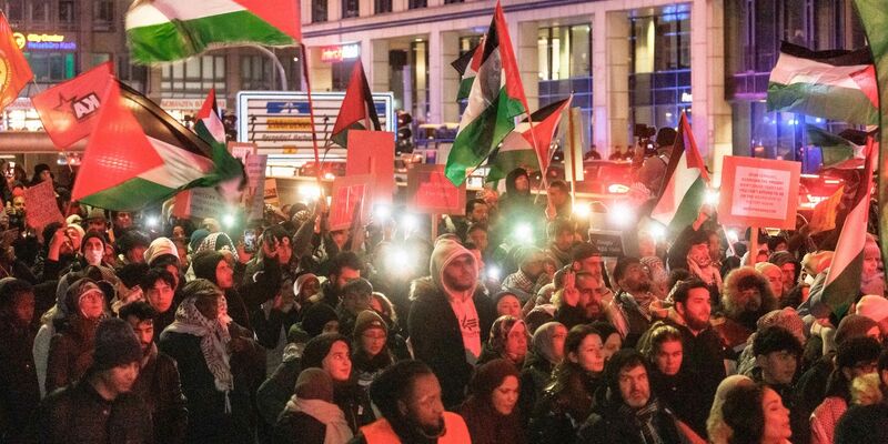Eine propalästinensische Demo zieht durch die Hamburger Innenstadt. - Foto: Markus Scholz/dpa