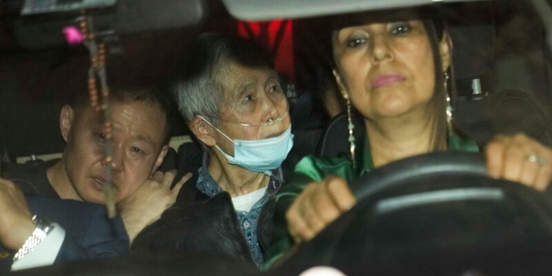 Alberto Fujimori (M) wird von seinen Kindern Kenji (l), und Keiko (nicht zu sehen) aus dem Gefängnis gefahren. - Foto: Martin Mejia/AP