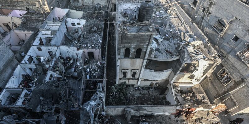 Zerstörte Gebäude nach einem israelischen Luftangriff auf das Viertel Al-Amal in Chan Junis. - Foto: Ahmed Zakot/dpa