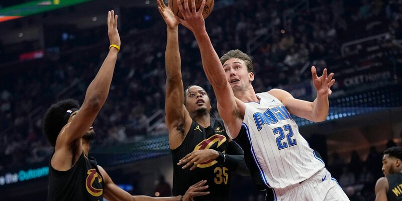 Orlandos Franz Wagner (r) konnte die Niederlage gegen die Cleveland Cavaliers nicht verhindern. - Foto: Sue Ogrocki/AP