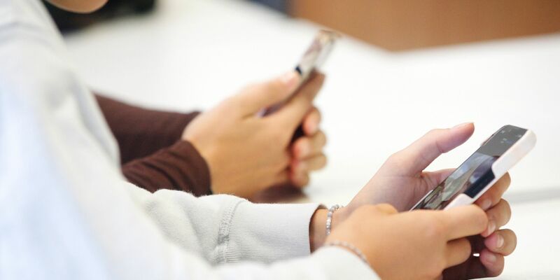 Mehr Texten als Sprechen? Eine Krankenkasse warnt vor Sprachstörungen bei Kindern. - Foto: Roland Weihrauch/dpa