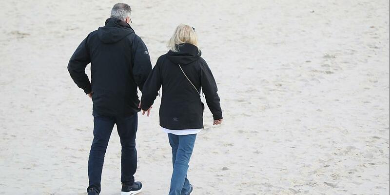 Paar geht am Strand spazieren - Foto: über dts Nachrichtenagentur