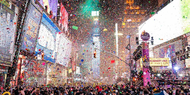 Um Mitternacht rieselt am Times Square Konfetti herab. - Foto: Ben Hider/Invision/AP/dpa