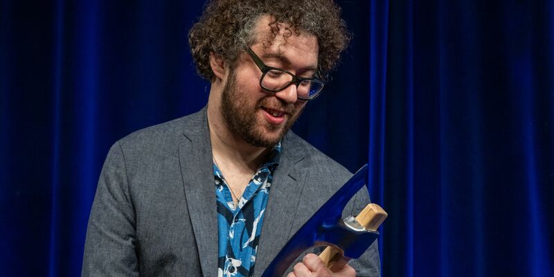 Zum 40. Mal ist in Passau der Kabarettpreis ScharfrichterBeil vergeben worden. Bekommen hat ihn in diesem Jahr: David Stockenreitner. - Foto: Armin Weigel/dpa